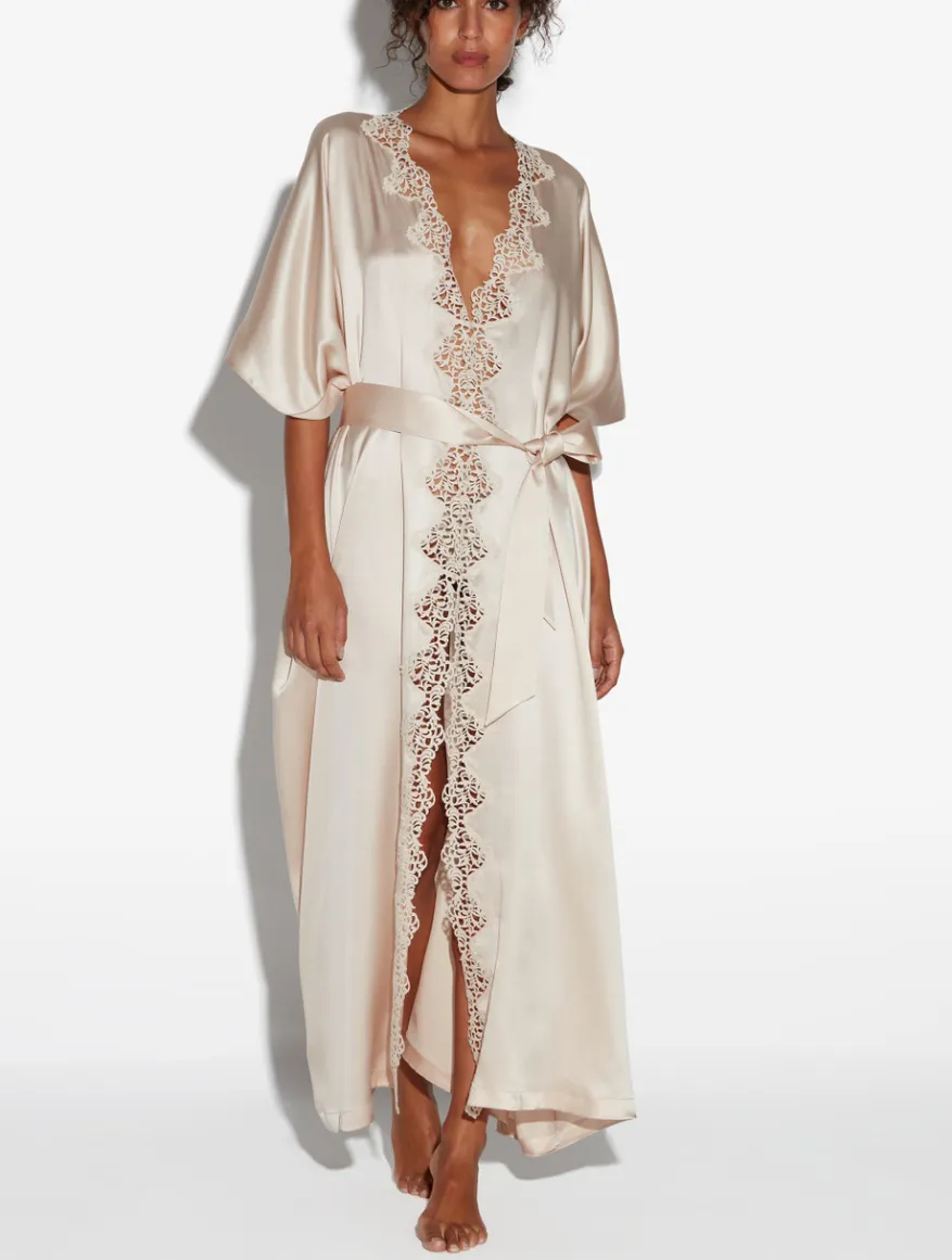 La Perla Bata Larga De Seda Beige Rosada Con Macramé