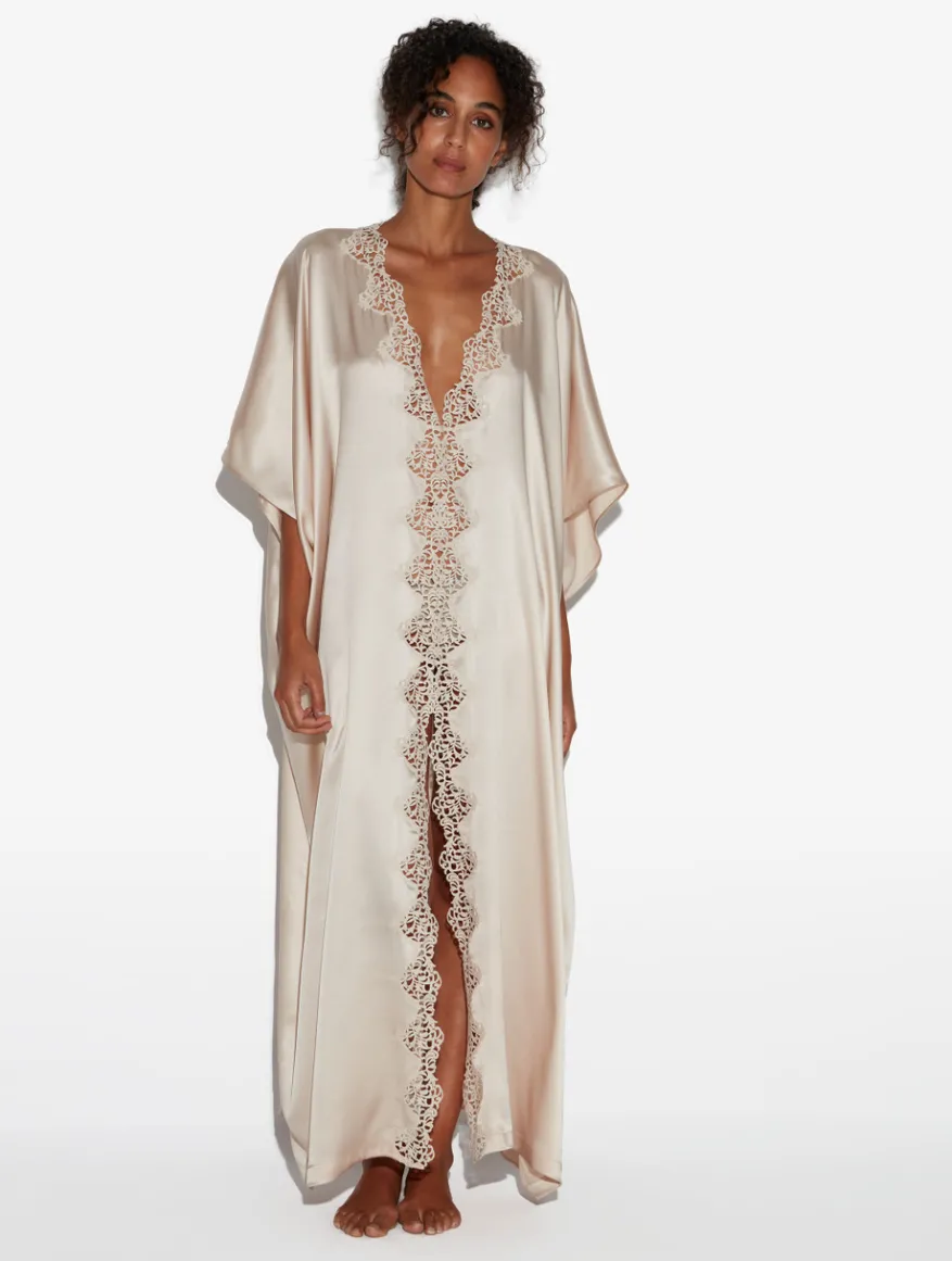 La Perla Bata Larga De Seda Beige Rosada Con Macramé