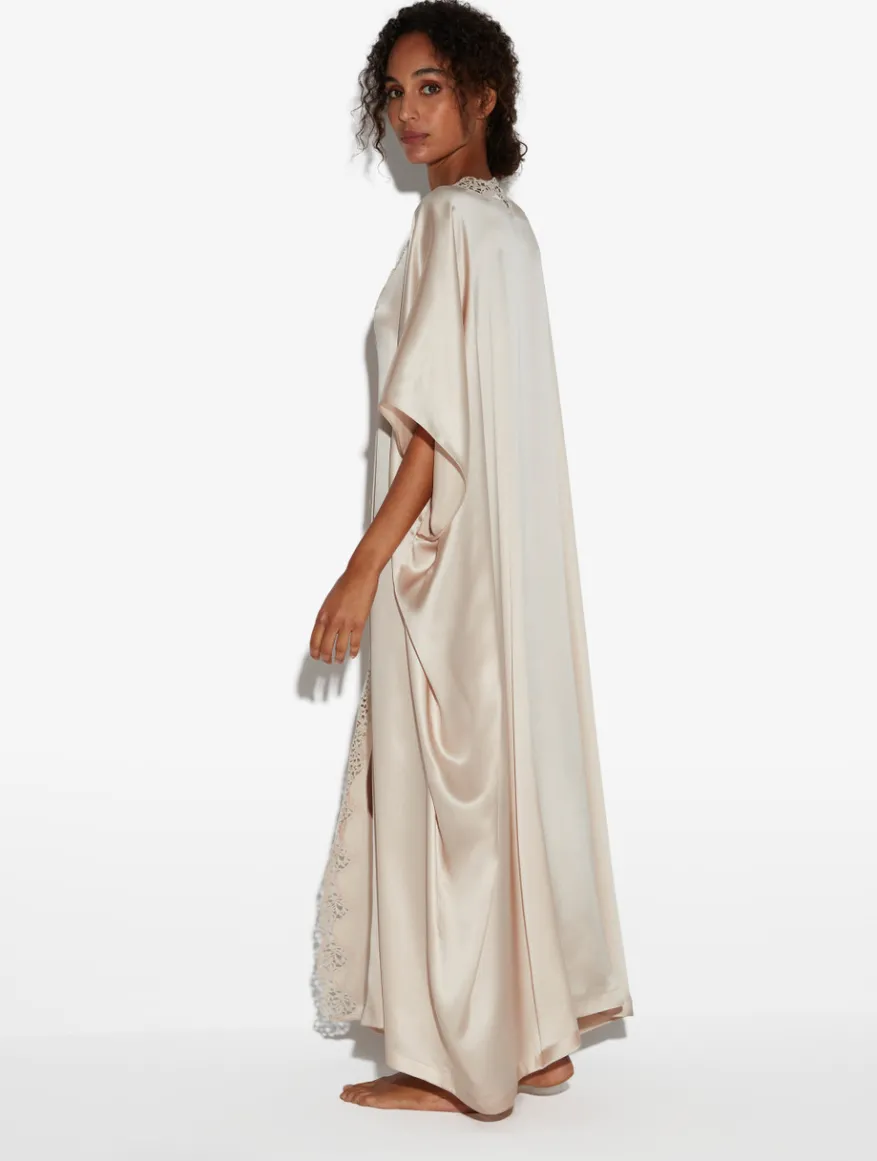 La Perla Bata Larga De Seda Beige Rosada Con Macramé