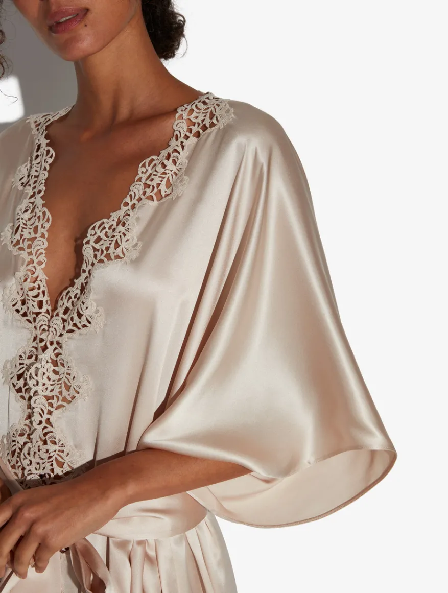 La Perla Bata Larga De Seda Beige Rosada Con Macramé